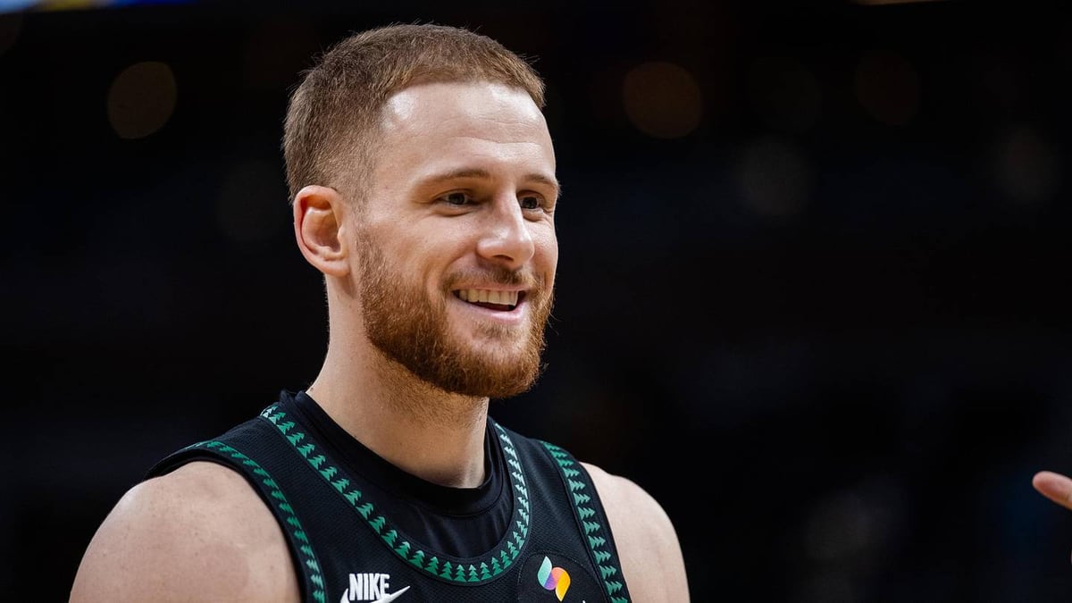 Donte DiVincenzo smiling on the court for the Timberwolves.